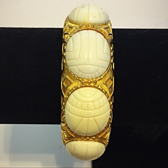 Kramer Vintage ‘50s/‘60s Scarab Hinged Bracelet - Picture 2 of 7